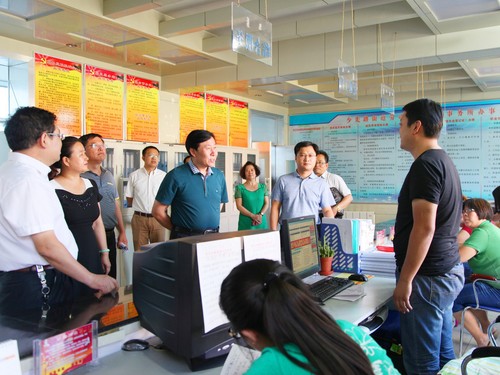 市委常委、区委书记施文学在少先路街道居民服务站听取情况介绍